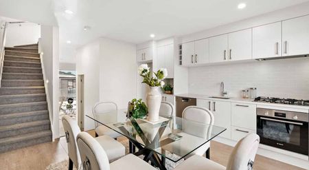 Modern townhouse situated at rear with garden - Photo 2