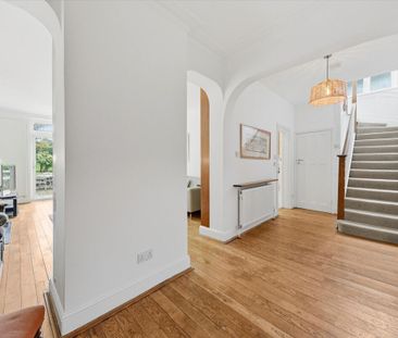 SHORT LET: A beautifully presented detached family home in one of Highgate’s most prestigious locations, offering bright interiors, generous living space and a stunning landscaped garden. - Photo 2