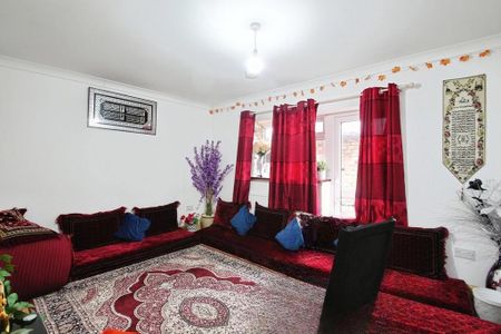 5 bedroom semi-detached house to rent - Photo 2