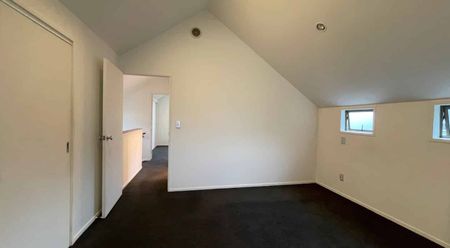 Trendy Townhouse Haven - Photo 5