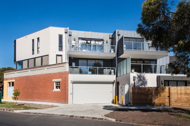 Walk to Koornang Road Shops and Transport! - Photo 1