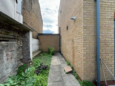 2 bedroom flat to rent - Photo 4