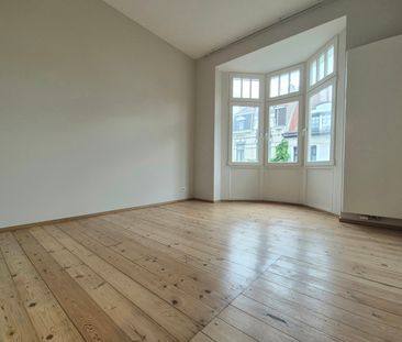 Exceptionally charming, RENOVATED house in a quiet street - Photo 3