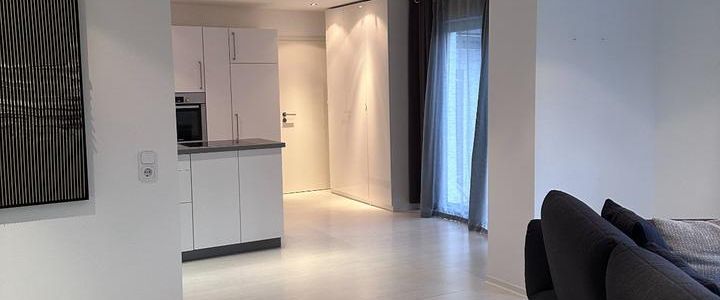 Moderne, möblierte 2 Zi-Wohnung mit Einbauküche, Carport, Garten - Foto 1