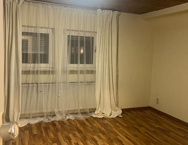 40 m² Dachgeschosswohnung mit Balkon in Alzenau - Photo 1