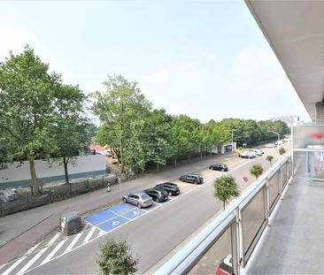APPARTEMENT MET 2 SLAAPKAMERS EN GARAGE, MET ZICHT OP PARK - Photo 1