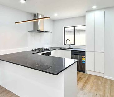 Location and convenience! - Photo 3