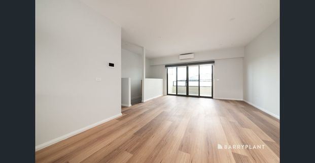 Stunning Townhouse with City Views - Photo 1