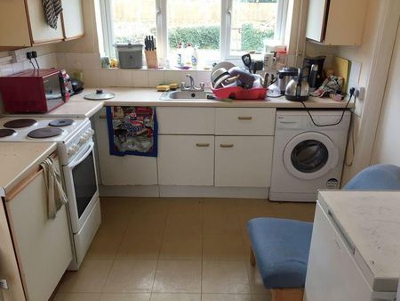 4 bedroom semi-detached house to rent - Photo 4