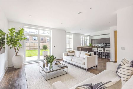 Modern 4 bedroom home in the popular Surrey village of Longcross. - Photo 3