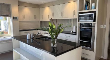 Spacious home on illustrious Cotter Avenue - Photo 5