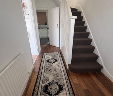 Room to let in a family house- Ilford - Photo 3