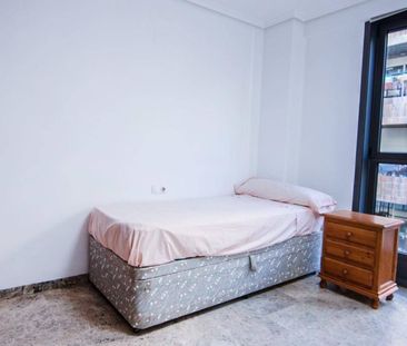 4 room luxury Flat for rent in Valencia - Photo 2