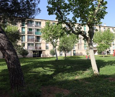 A louer appartement 3 pièces avec balcon, cave et stationnement facile dans la résidence Bois Lemaitre 13012 Marseille - Photo 2