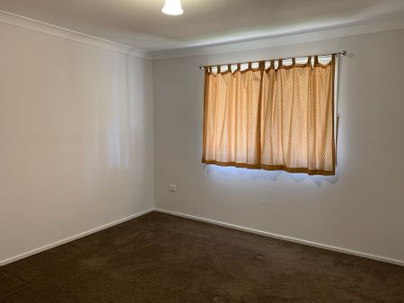 Sunny Four Bedroom Home - Photo 4