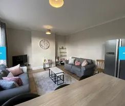 4 Bed - 24b Hanover Square, City Centre, Leeds - LS3 1AP - Student - Photo 2