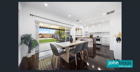 BEAUTIFULLY PRESENTED THREE BEDROOM FAMILY HOME SET ON A GENEROUS LAND HOLDING OF 720 SQ.M. EXCEPTIONAL GARAGING. - Photo 4