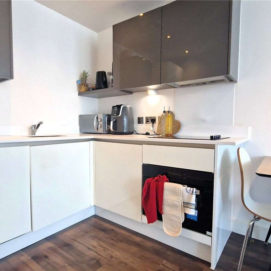 UPPER FLOOR ONE BEDROOM APARTMENT | THE QUADRANT | BALCONY | AVAILABLE 04TH NOVEMBER - Photo 1