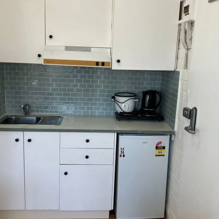 Stylish Street-Facing Studio with Secure Parking in the Heart of St Kilda - FURNISHED! - Photo 1