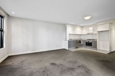 Spacious One Bedroom Apartment - Photo 2