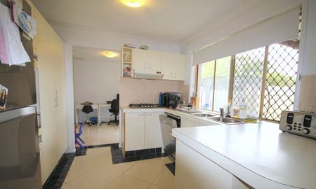 Comfortable Living in the Heart of Robina - Photo 2