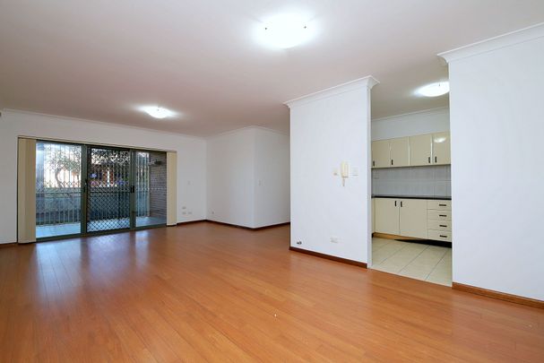 Ground floor 3 bedroom unit - Photo 1