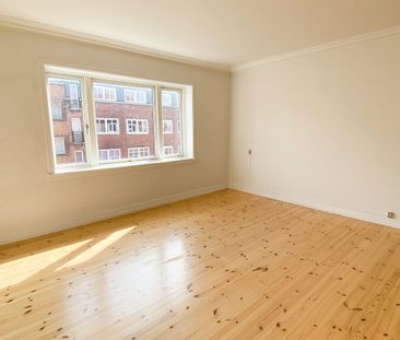 Centraltbeliggende og lys 2-værelses lejlighed med altan - Foto 3