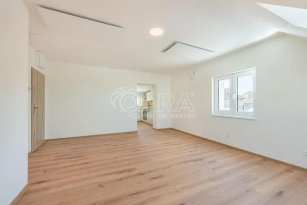 Pronájem moderního 1+kk po kompletní rekonstrukci v Buštěhradě! - Photo 1