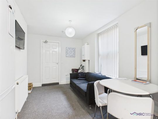 1 bedroom in a house share to rent - Photo 1