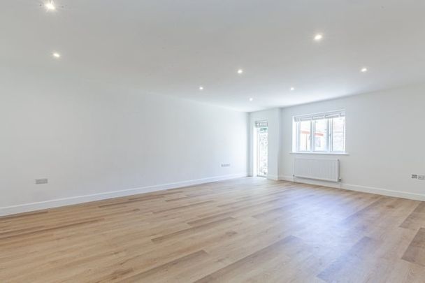 Olive Court Corn Street OX28 - Photo 1