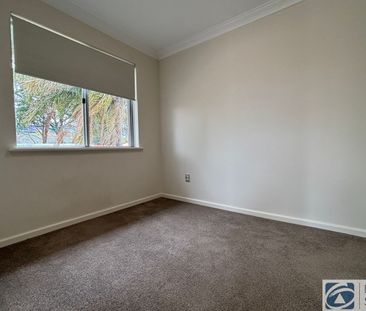 MODERN 3 X 1 TOWNHOUSE IN SECURE COMPLEX HOME OPEN THURSDAY 19 FEBR... - Photo 2