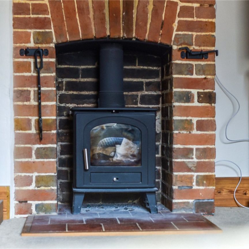 A characterful two-bedroom apartment in the heart of historic Midhurst - Photo 1