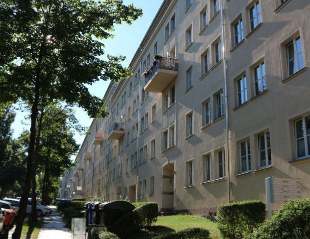 EBK vom Vormieter mögl. ! 4.OG / großer Balkon / Eckwanne + Dusche / Stellplatz - Photo 1