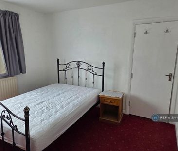 4 bedroom semi-detached house to rent - Photo 5