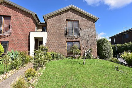 Charming 3-Bedroom Townhouse in Prime Keysborough Location - Photo 4