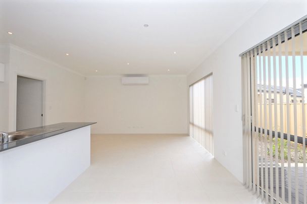 Low maintenance, perfect location, available now - Photo 1