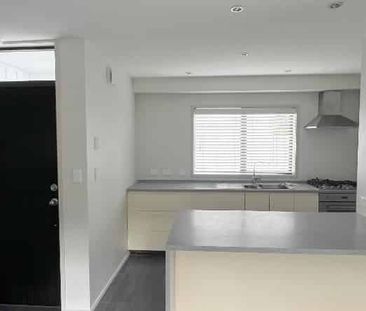 2 Bedroom Townhouse + Spacious Rumpus Room - Photo 1