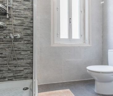 Room in a shared 8-bedroom apartment for rent in Palacio, perfect for students and professionals. - Photo 5