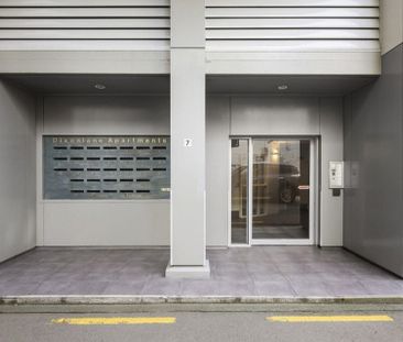 Chic Te Aro Apt w/ Balcony & Lift - Photo 3