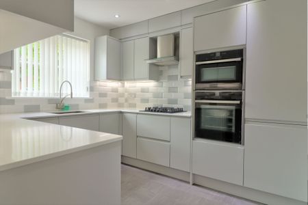 3 bedroom mid terraced house to rent - Photo 5