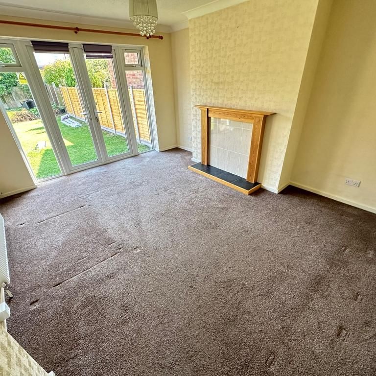 3 bedroom semi-detached bungalow to rent - Photo 1