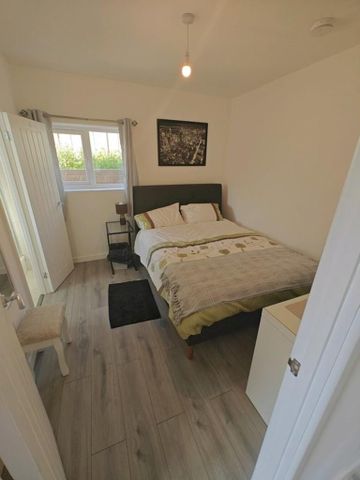 4 bedroom semi-detached house to rent - Photo 4