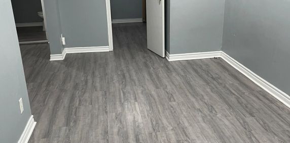 501 Lancelot Crescent #Lower - Photo 2