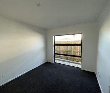 Modern and sunny three-bedroom home - Photo 4