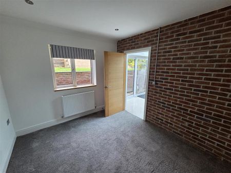 3 bedroom detached bungalow to rent - Photo 3