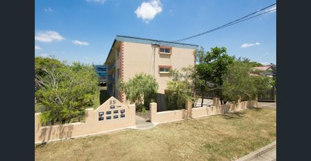 Perfectly Positioned With Air Conditioning - Photo 3