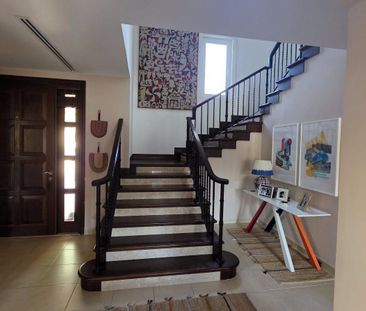 Sun-Drenched 4-Bedroom Luxury Villa: Mediterranean - Photo 2