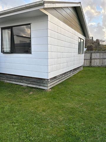 Charming 2BR Home in Pomare! - Photo 2