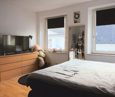 2-ZIMMER WOHNUNG IM CHARMANTEN ALTBAU AM RHEIN ZU MIETEN! - Foto 1