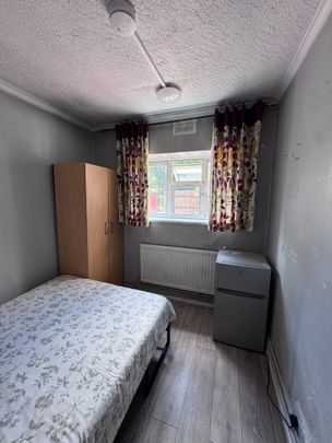 Room in a Shared House, Marlow House, N22 - Photo 1
